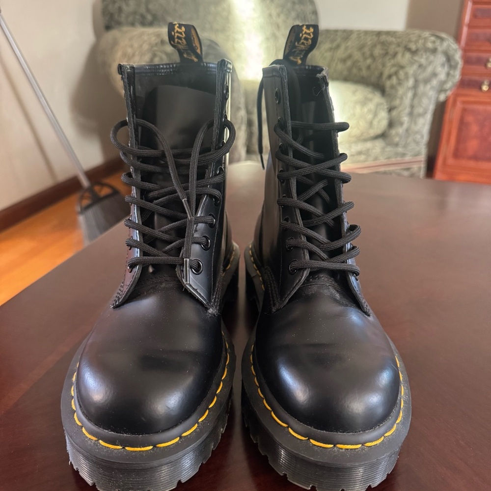 Dr Martens 1460 WOMEN'S Smooth Leather Lace Up Boots Size 7 women’s size 6 men’s